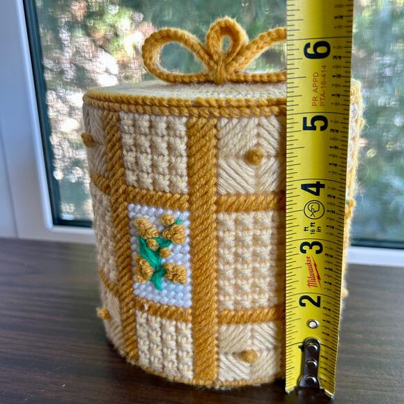 Vintage 1970s Toilet Paper Holder – Handmade Plastic Canvas Yarn Cover with Lid - Picture 8 of 9